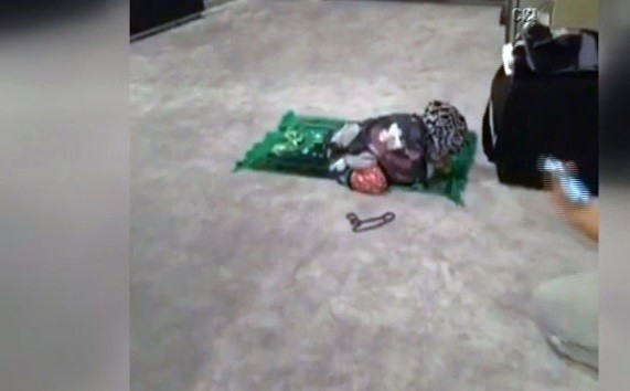 Demet Akalın Kızı Hira'nın Namaz Kılarken Fotoğrafını Paylaştı! Sosyal Medya Yıkıldı..