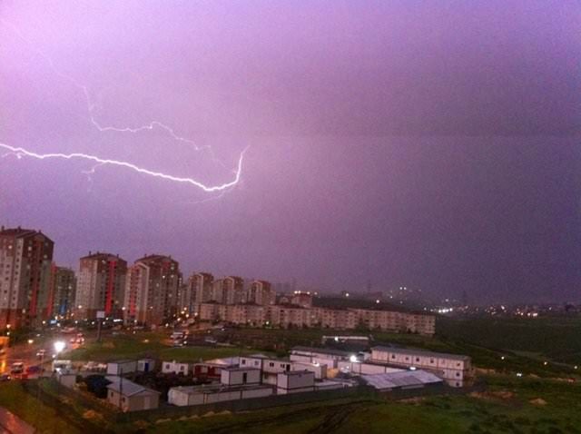 İstanbul'da şimşekler geceyi aydınlattı!