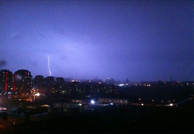 İstanbul'da şimşekler geceyi aydınlattı!