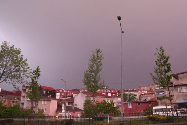İstanbul'da şimşekler geceyi aydınlattı!