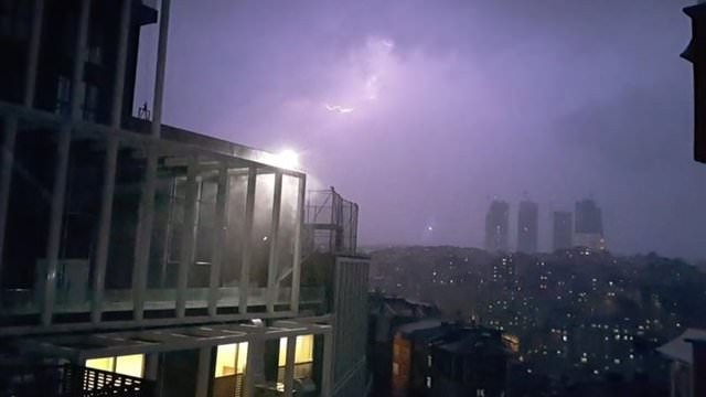İstanbul'da şimşekler geceyi aydınlattı!
