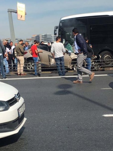 METROBÜSTE FECİ KAZA! İŞTE O ANLAR!! YARALILAR VAR ! AMBULANSLAR SEVK EDİLİYOR!