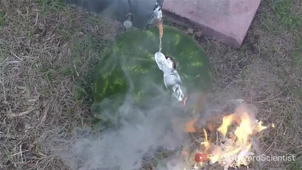 Pes dedirten deney! Karpuzun içine erimiş aliminyum dökülürse...