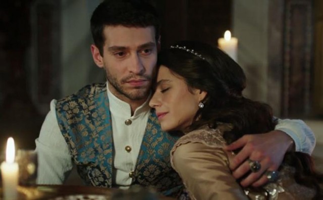 Beren Saat'in oynadığı kösem sultanın yeni bölümünün şok fragmanı dillere düştü!