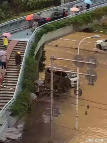Bu kadarı da pes! İşte trafikten en ilginç kareler...