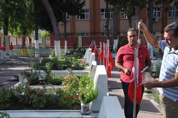 VİCDANSIZLAR... ŞEHİTLERİN MEZARINDA..!
