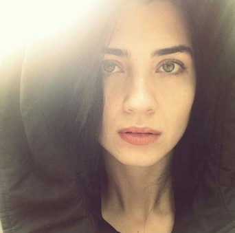 Makyajsız Tuba Büyüküstün Sosyal Medyayı Salladı