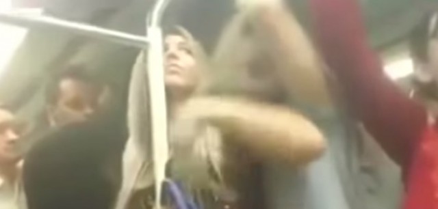 Metroda tacize uğrayan kadın öyle bir şey yaptı ki! Tüm dünya bunu konuşuyor!
