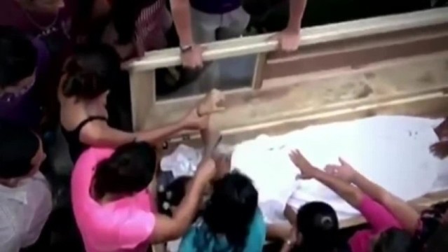 MEZARDAN ÇIĞLIKLAR GELİNCE TABUTU ÇIKARDILAR! BAKIN NELER OLDU İŞTE O ANLAR BÖYLE GÖRÜNTÜLENDİ!!