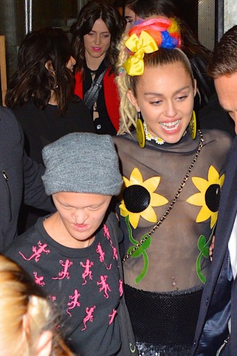 Miley yine yaptı yapacağını!!!
