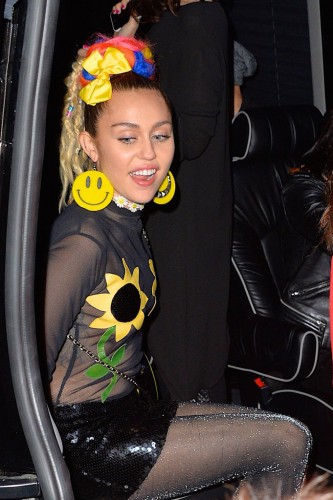 Miley yine yaptı yapacağını!!!