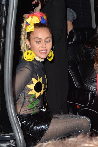 Miley yine yaptı yapacağını!!!