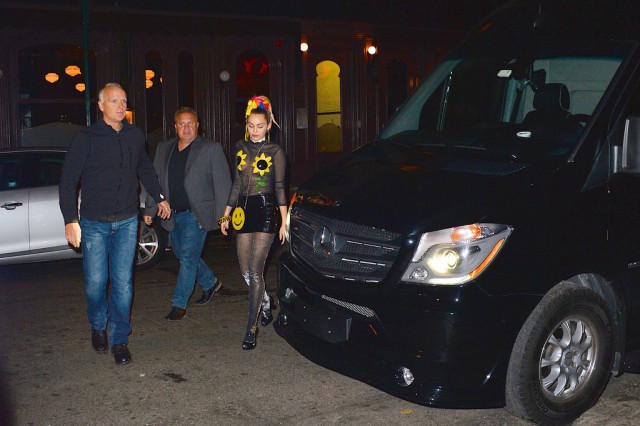 Miley yine yaptı yapacağını!!!