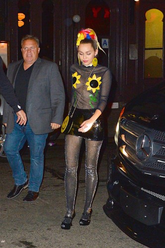 Miley yine yaptı yapacağını!!!