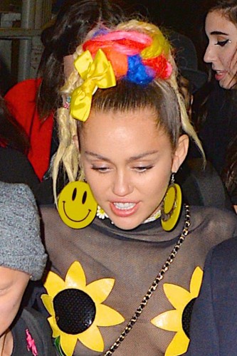 Miley yine yaptı yapacağını!!!