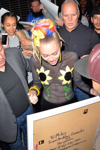 Miley yine yaptı yapacağını!!!