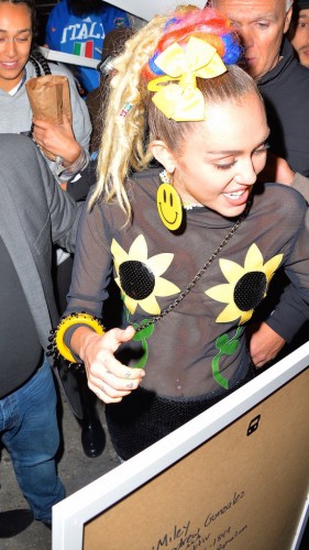 Miley yine yaptı yapacağını!!!