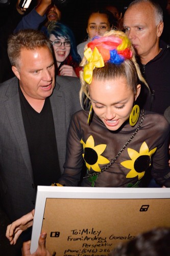 Miley yine yaptı yapacağını!!!