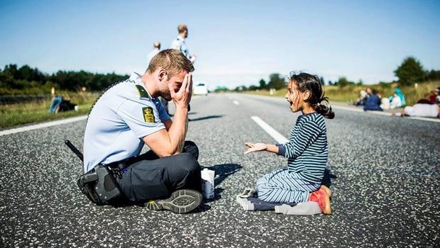 Yakışıklı polise evlenme teklifleri yağıyor !