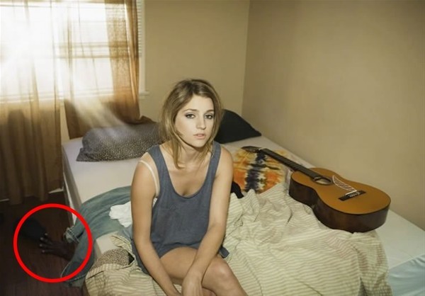EŞİ GÖNDERİLEN FOTOĞRAFTAKİ O DETAYI GÖRÜNCE... HER ŞEY BU BU FOTOĞRAFLA ORTAYA ÇIKTI!!