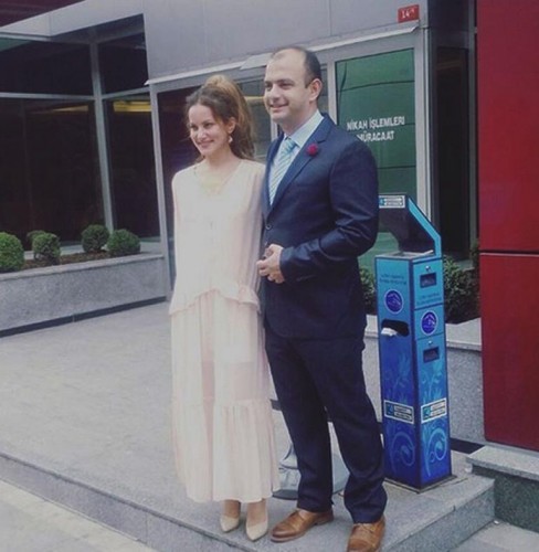 Ünlü yıldızın ilk ayında iki buçuk aylık hamile olduğu ortaya çıktı herkes şokta!