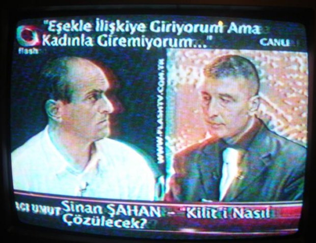 YA SİZDE HİÇ Mİ AKIL YOK ! CANLI YAYINDA ÖYLE BİR SORU SORDU Kİ, HOCA KÜFRETMEMEK İÇİN KENDİNİ ZOR TUTTU !