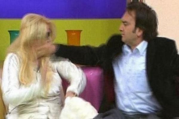 YA SİZDE HİÇ Mİ AKIL YOK ! CANLI YAYINDA ÖYLE BİR SORU SORDU Kİ, HOCA KÜFRETMEMEK İÇİN KENDİNİ ZOR TUTTU !