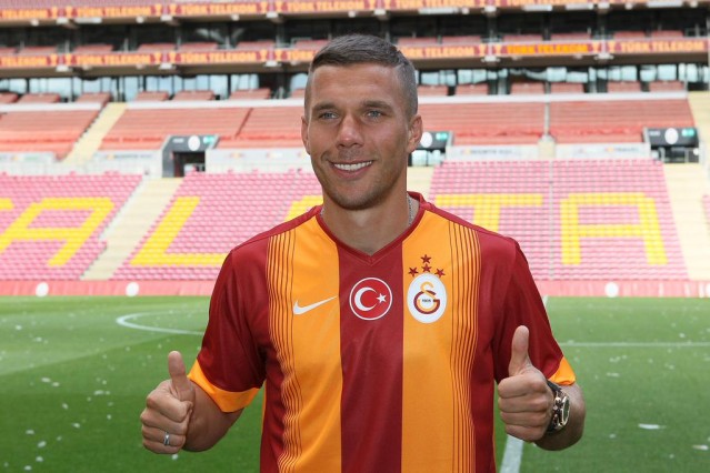 PKK'LILARDAN PODOLSKİ'YE LİNÇ GİRİŞİMİ!