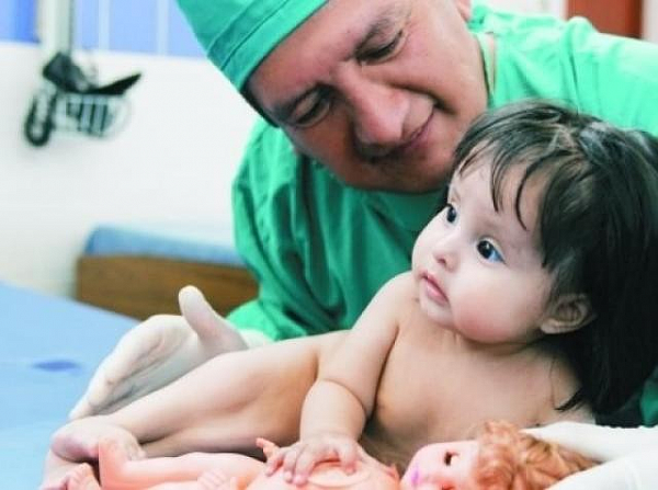 DOKTORLAR GÖZLERİNE İNANAMADI! MİLYONDA BİR GÖRÜLEN RAHATSIZLIK BU YAVRUCAKTA GÖRÜLDÜ! SUBHANALLAH...