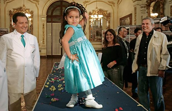 DOKTORLAR GÖZLERİNE İNANAMADI! MİLYONDA BİR GÖRÜLEN RAHATSIZLIK BU YAVRUCAKTA GÖRÜLDÜ! SUBHANALLAH...