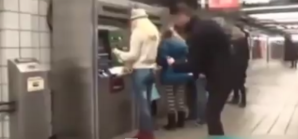 Vücudunu boyayıp pantolonsuz geziyordu ama..!