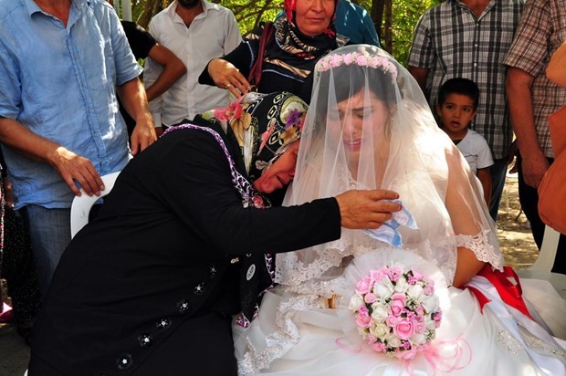 HAKKARİ'DE AKIL ALMAZ OLAY! DAMAT GELEMİYİNCE...