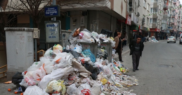 Temizlik işçileri greve gitti, Karabağlar çöpten geçilmiyor