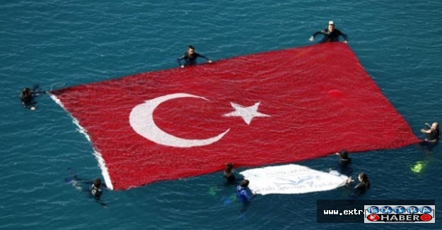Şehitler için denizde dev Türk bayrağı açtılar