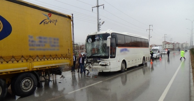 İşçi servisi tıra çarptı: 8 yaralı
