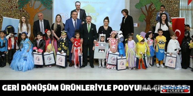 GERİ DÖNÜŞÜM ÜRÜNLERİYLE PODYUMA ÇIKTILAR