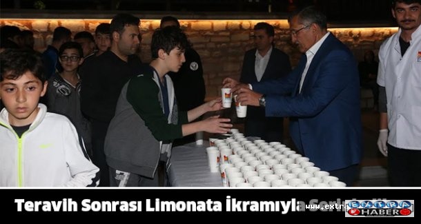 Teravih Sonrası Limonata İkramıyla Serinlediler