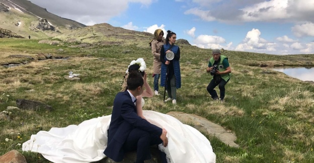 2 bin 500 metrede düğün fotoğrafı çektirdiler