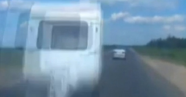 Karavan araca böyle çrptı