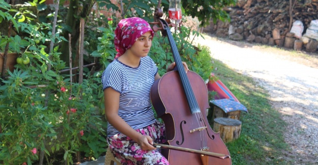 Şalvarla çello