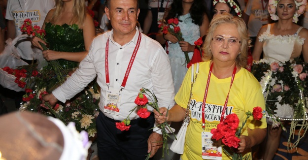 Dünya Festivali’ne yakışan kortej!