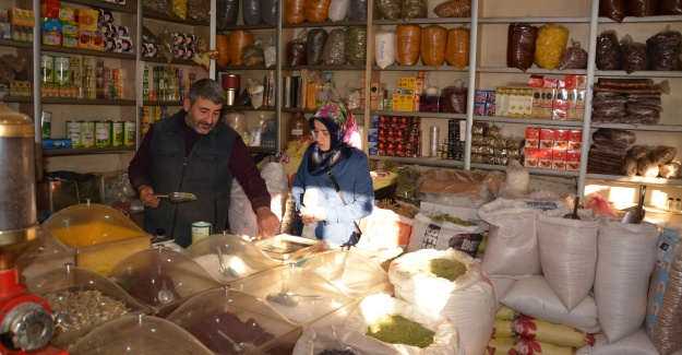 IĞDIR’DA İĞDE TOZU SATAN BAHARATÇIYA BÜYÜK İLGİ