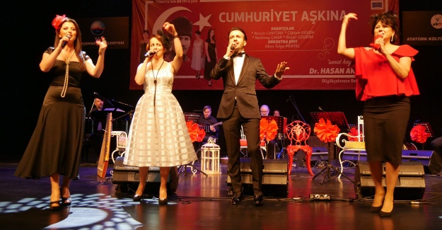 Büyükçekmece’de şarkılar “Cumhuriyet Aşkına” söylendi