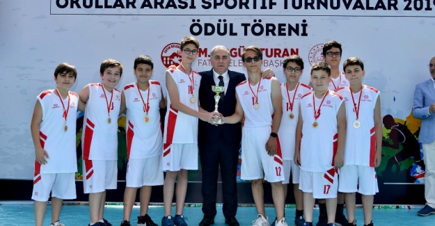 Fatihli Sporcu Gençlere Kupa Ve Madalyaları Verildi
