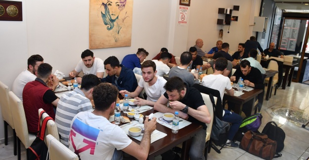 Hocadan Oyuncularına Yemek