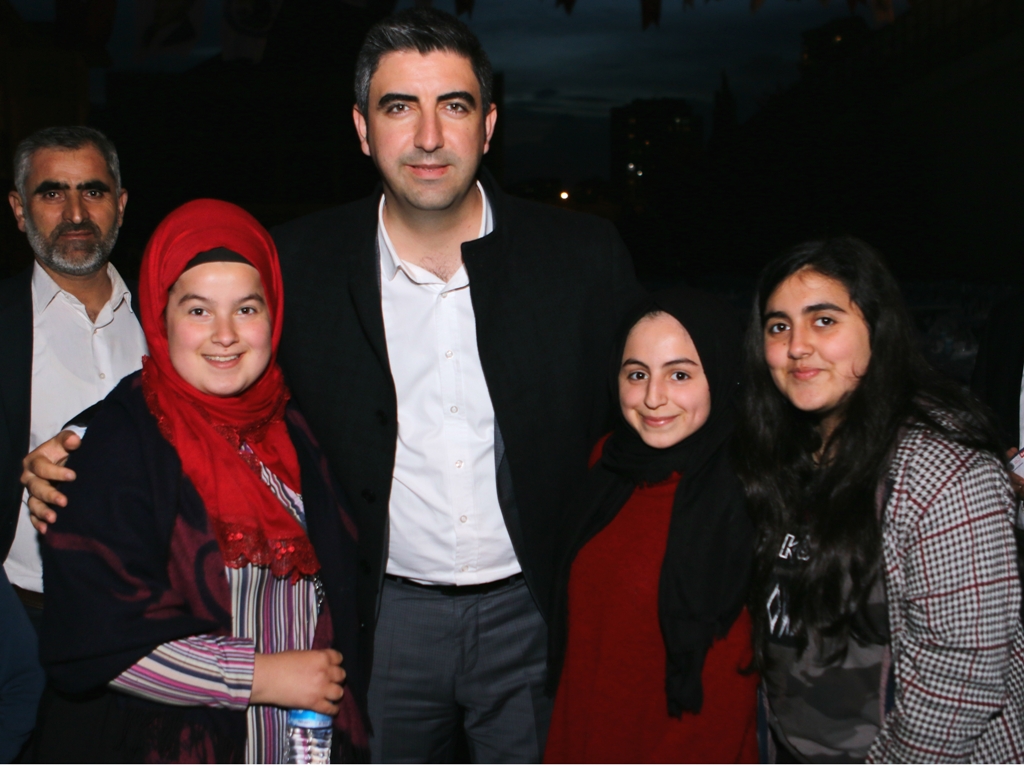 Yüksel, Orucunu Yakacık-Yeni Mahalle Sakinleriyle Açtı