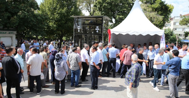 ATİLA AYDINER VATANDAŞLARA AŞURE DAĞITTI