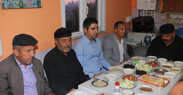 Gökhan Yüksel, VelibabaCemevi'nde muharrem iftarına katıldı