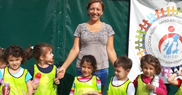 Harçlıkları ile hayvanlara mama alan öğrenciler