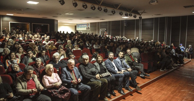 Çat Kapı Adlı Tiyatro Oyunu İzleyicileri Kahkahaya Boğdu